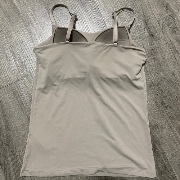 UNIQLO PADDED SLEEVELESS TOP - Picture 2 of 4